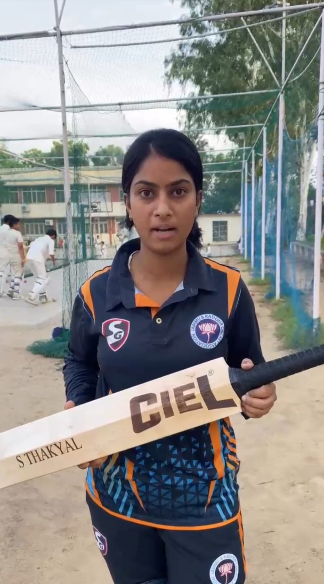 cricket bat in harrow size is being loved by Shivangi from J&K